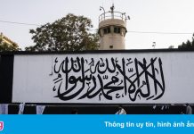 Lá cờ Taliban khổng lồ được vẽ lên tường đại sứ quán Mỹ ở Kabul
