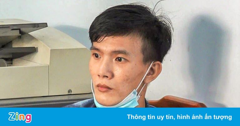 Lao xe vào công an tại chốt kiểm dịch