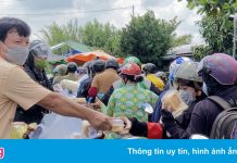 Cảnh sát tặng bánh mì cho đoàn người đi xe máy về quê