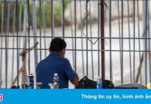 Vượt 1.600 km, 2 bố con ngủ ngoài đường chờ đón vào Hà Nội