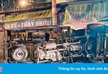 Ôtô tải bị lật khi va chạm xe taxi vượt đèn đỏ ở TP.HCM