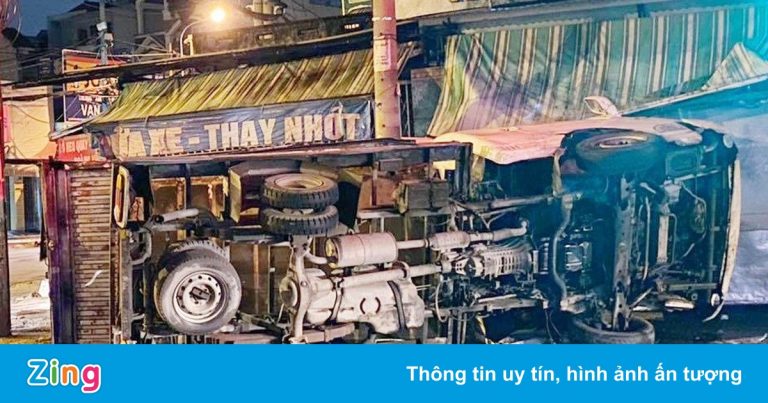 Ôtô tải bị lật khi va chạm xe taxi vượt đèn đỏ ở TP.HCM