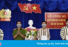 Xe trại giam đưa phạm nhân được đặc xá về quê