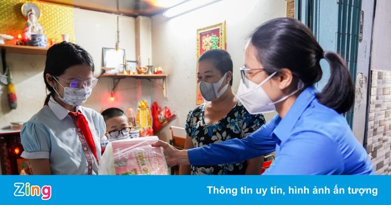 Trao sách giáo khoa cho học sinh khó khăn ở TP.HCM