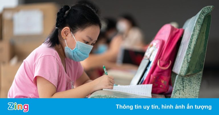 Lớp học dã chiến cho trẻ em vùng xanh ở TP.HCM