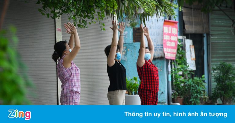 Nhiều người thể dục ngoài đường dù Hà Nội chưa hết giãn cách