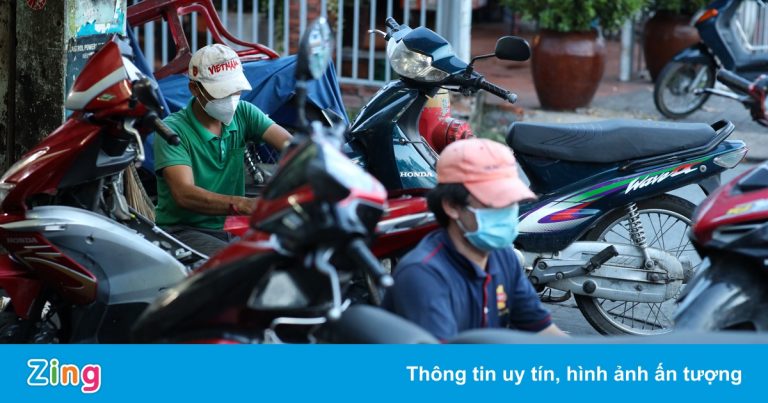 Bình ắc-quy cháy hàng, tiệm sửa xe máy tấp nập ở TP.HCM Bình ắc-quy cháy hàng, tiệm sửa xe máy tấp nập ở TP.HCM
