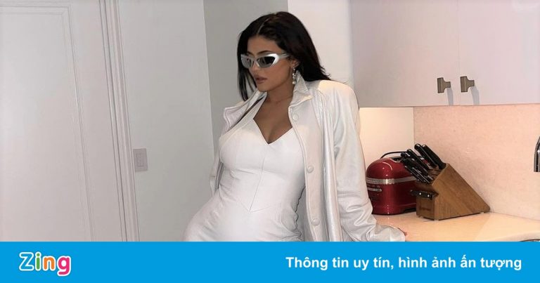 Kylie Jenner diện váy ôm bụng khi mang thai lần hai