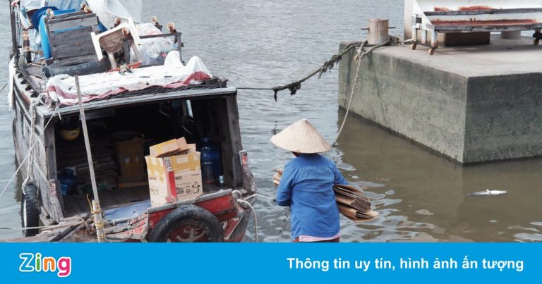 Người phụ nữ lủi thủi trên chiếc thuyền ở TP.HCM