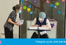 Đến tận chung cư ở TP.HCM tiêm vaccine cho người cao tuổi