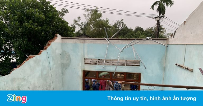 20 nhà ở Quảng Ngãi, Quảng Nam tốc mái trước bão số 6 20 nhà ở Quảng Ngãi, Quảng Nam tốc mái trước bão số 6