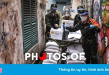 Ảnh tuần: Anh bộ đội đạp xe, thồ thực phẩm, che mưa cho cô gái