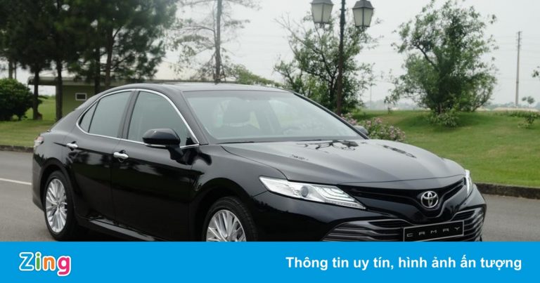 Tôi có nên mua Toyota Camry 2018 giá 950 triệu đồng?