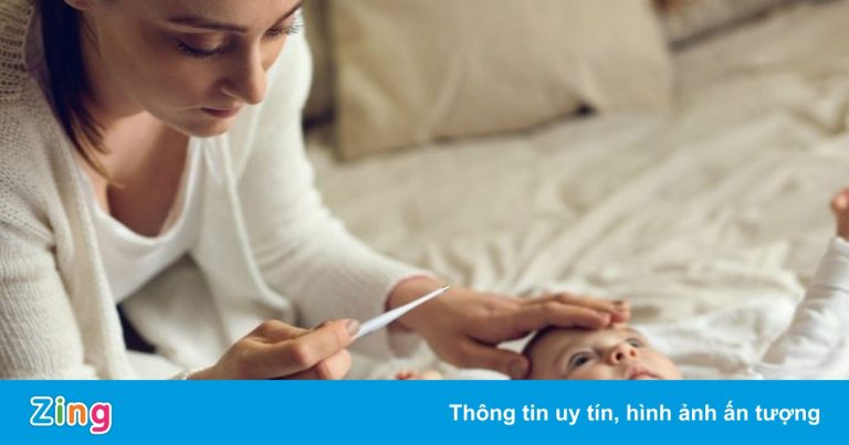 Cha mẹ nên làm gì khi trẻ bị sốt?