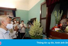 Tổng bí thư Nguyễn Phú Trọng dâng hương tưởng niệm Bác Hồ