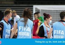 Đức Tùng phải rời sân bằng cáng