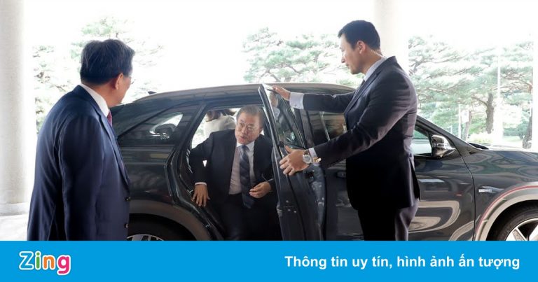 Vì sao vệ sĩ mở cửa xe giúp tổng thống nhưng không mở cho sao Hàn?