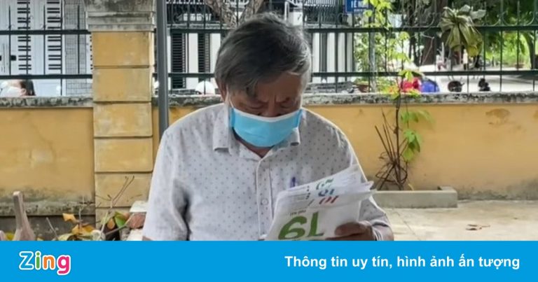 Cụ ông làm bài thơ dài 3 trang giấy tặng tình nguyện viên chống dịch