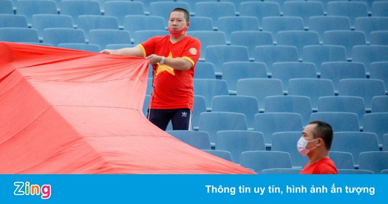 Cổ động viên xếp đại kỳ trước trận Việt Nam gặp Australia Cổ động viên xếp đại kỳ trước trận Việt Nam gặp Australia