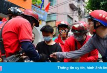 Shipper xuất hiện đông trở lại tại các tòa nhà, quán ăn ở Hà Nội