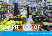 Ảnh tuần: Tiệm điện thoại bán rau củ quả