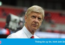 Wenger xuất hiện tạo sức ép cho HLV tuyển Nhật Bản
