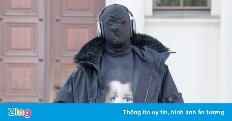 Kanye West trùm kín mặt trên đường phố