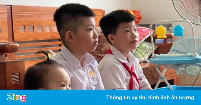Phụ huynh chia sẻ hình ảnh hài hước khi trẻ dự khai giảng ở nhà Phụ huynh chia sẻ hình ảnh hài hước khi trẻ dự khai giảng ở nhà