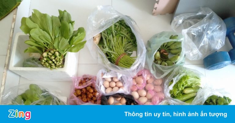 Cặp vợ chồng ở TP.HCM trồng rau, chia tặng hàng xóm trong dịch