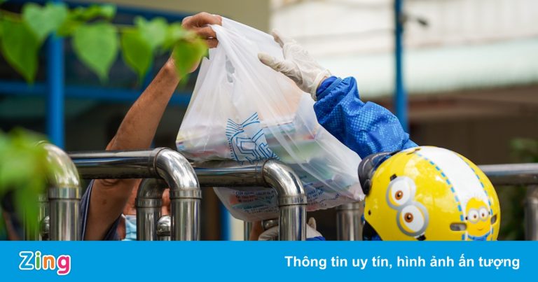 Phụ huynh ở TP.HCM chờ 3 tiếng bên hàng rào để mua sách, vở