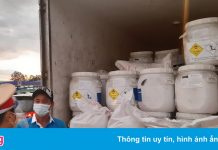 Xe ‘luồng xanh’ chở 7 tấn hóa chất không rõ nguồn gốc