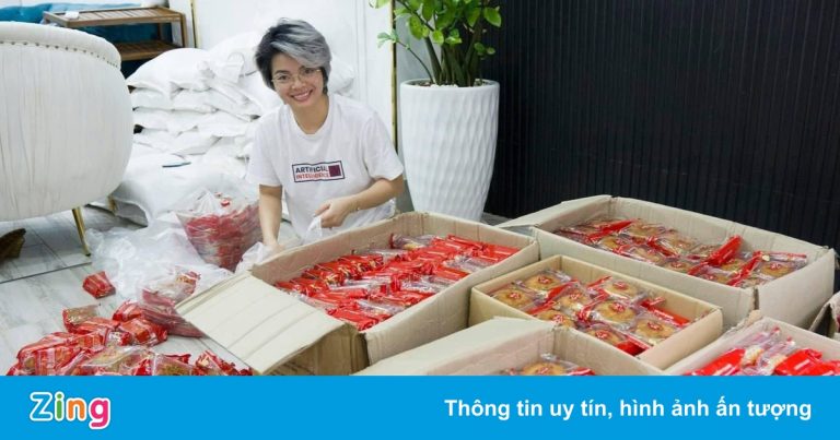 Người phụ nữ ở TP.HCM tặng 2.000 bánh Trung thu cho trẻ em khó khăn