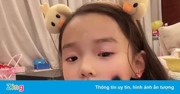 Trẻ 5 tuổi dạy cách trang điểm gợi cảm ở Trung Quốc Trẻ 5 tuổi dạy cách trang điểm gợi cảm ở Trung Quốc