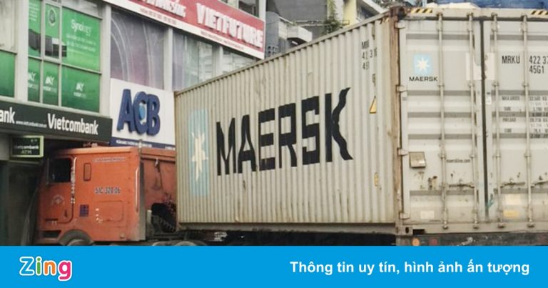 Xe container tông vào chi nhánh ngân hàng ở TP.HCM