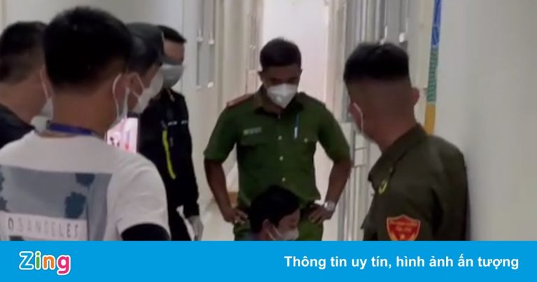 Cảnh sát phá cửa, cưỡng chế người phụ nữ đi xét nghiệm Covid-19 Cảnh sát phá cửa, cưỡng chế người phụ nữ đi xét nghiệm Covid-19