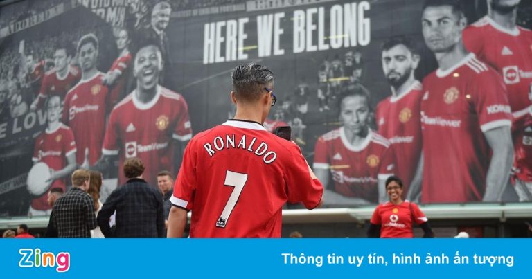 Hình ảnh Ronaldo xuất hiện tràn ngập ở sân Old Trafford