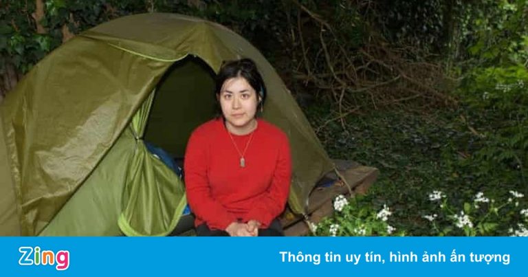 Giảng viên ở Anh sống trong lều vì không có tiền thuê nhà