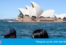 Giáo sư Australia: Nếu dân chủ quan, dịch bệnh có thể bùng lại