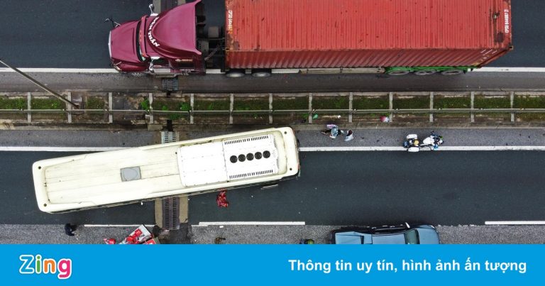 4 ôtô tông liên hoàn, đường Vành đai 3 trên cao tê liệt gần 15 km