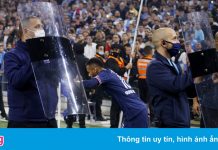 Nhân viên an ninh dựng khiên chắn để Neymar đá phạt góc