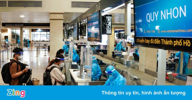 Những hành khách đầu tiên bay thương mại từ TP.HCM sau dịch