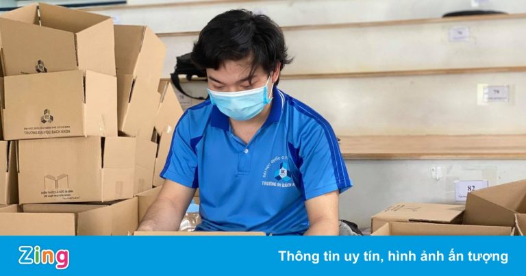 Trường đại học ở TP.HCM gửi tặng giáo trình đến tận nhà tân sinh viên