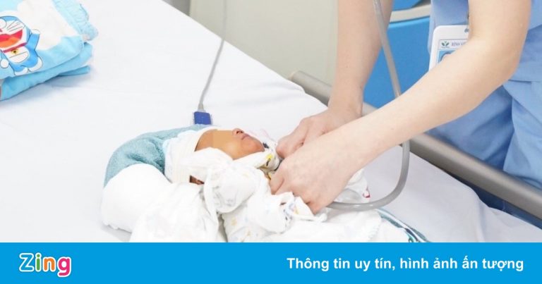 Phẫu thuật tim bẩm sinh cho trẻ sơ sinh nặng 1,5 kg