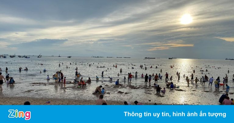 Bãi biển Vũng Tàu đông đúc ngày cuối tuần