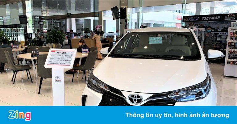 Showroom ôtô nhộn nhịp trở lại sau giãn cách