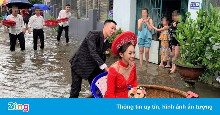 Đám cưới ngày mưa lũ, chú rể đón dâu bằng thuyền thúng