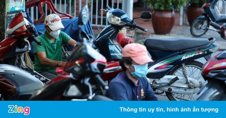 Nhiều tiệm sửa xe máy ở TP.HCM bị dừng hoạt động