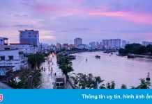 Triều cường ở TP.HCM dâng cao, người dân buôn bán ế ẩm
