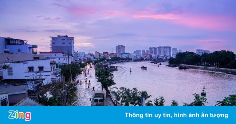 Triều cường ở TP.HCM dâng cao, người dân buôn bán ế ẩm