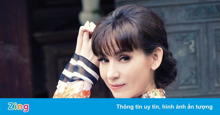 Việt Hương và gia đình đưa tro cốt Phi Nhung về Mỹ